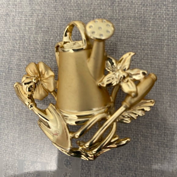 Jewelry - Watering Can, flowers  Gardener brooch/pin. Gold tone VG used condition.